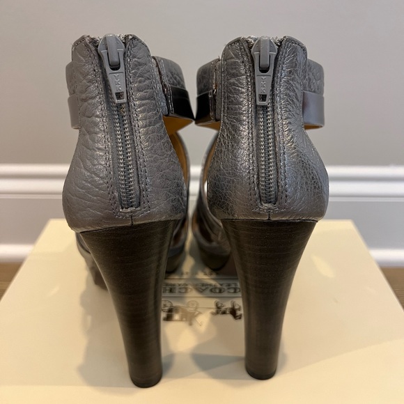 NEW Coach Pewter Heels 7.5M - Picture 4 of 9